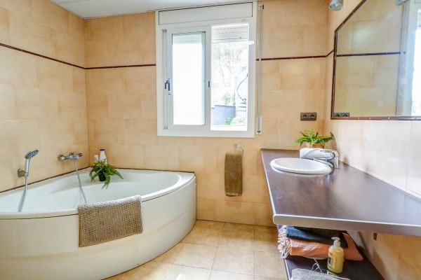 #35947 - Villa Papallona | Holiday Rentals | Hello Homes Sitges
