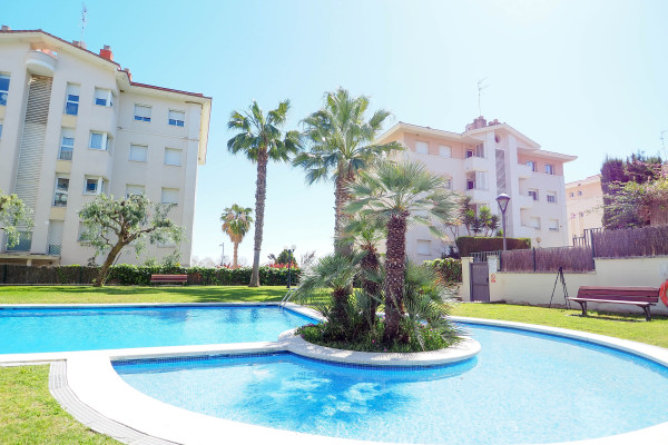#38434 - Flip Flop Beach Apartment | Holiday Rentals | Hello Homes Sitges