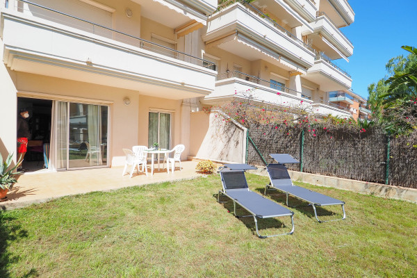 #38447 - Flip Flop Beach Apartment | Holiday Rentals | Hello Homes Sitges