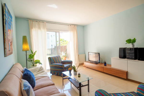 #38461 - Flip Flop Beach Apartment | Holiday Rentals | Hello Homes Sitges