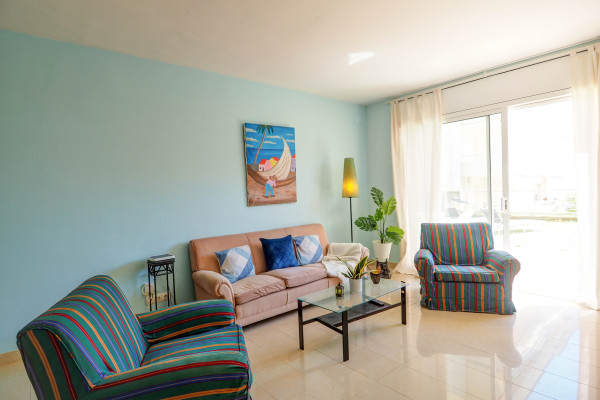 #38462 - Flip Flop Beach Apartment | Holiday Rentals | Hello Homes Sitges