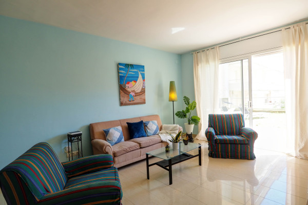 #38463 - Flip Flop Beach Apartment | Holiday Rentals | Hello Homes Sitges