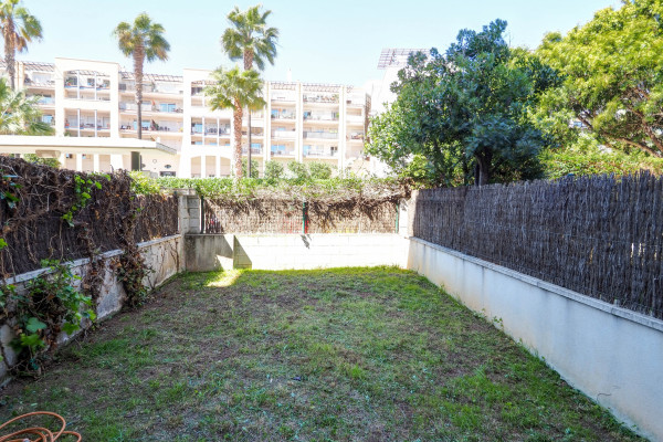 #38506 - Flip Flop Beach Apartment | Holiday Rentals | Hello Homes Sitges
