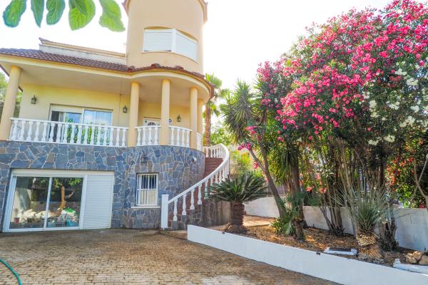 #45404 - Villa Claudia | Holiday Rentals | Hello Homes Sitges