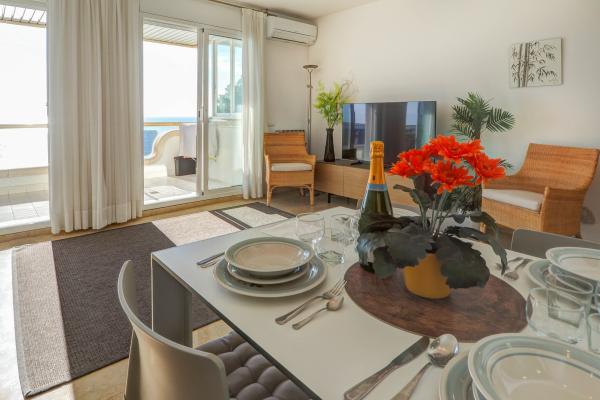 #52357 - Ocean Skyline Penthouse | Seasonal Rentals | Hello Homes Sitges