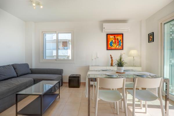 #53733 - Balmins White | Holiday Rentals | Hello Homes Sitges