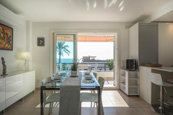 #53734 - Balmins White | Holiday Rentals | Hello Homes Sitges