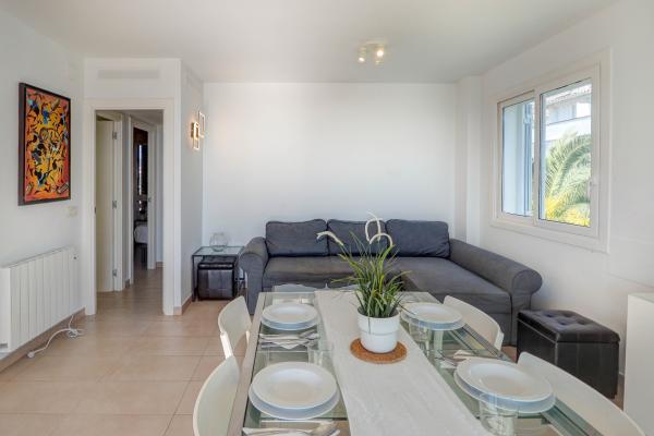 #53735 - Balmins White | Holiday Rentals | Hello Homes Sitges