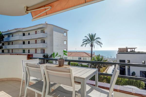 #53743 - Balmins White | Holiday Rentals | Hello Homes Sitges
