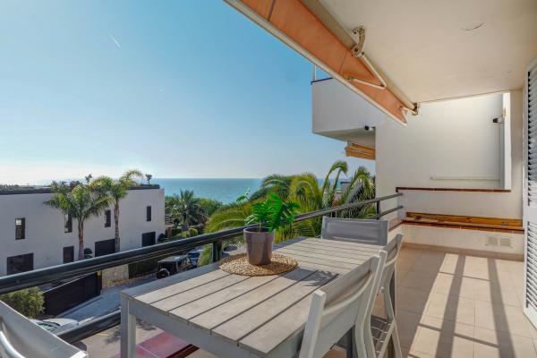 #53744 - Balmins White | Holiday Rentals | Hello Homes Sitges