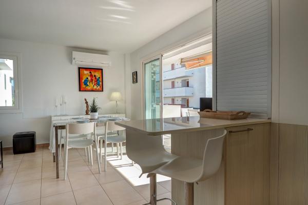 #53761 - Balmins White | Holiday Rentals | Hello Homes Sitges