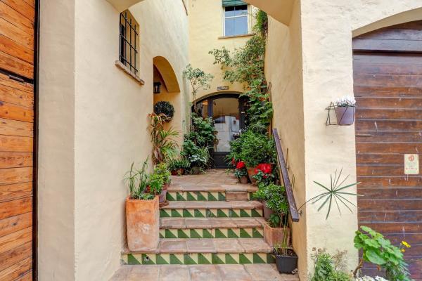 #54261 - Masia Las Torres | Holiday Rentals | Hello Homes Sitges