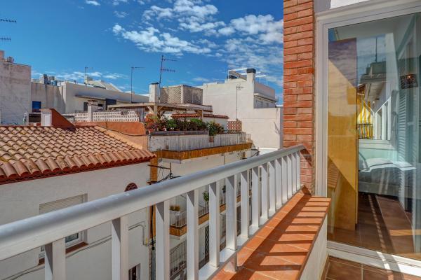 #55896 - Ollie Apartment | Holiday Rentals | Hello Homes Sitges