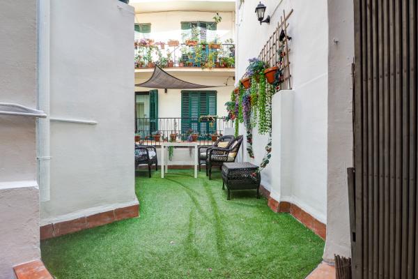 #60884 - Charming Patio | Seasonal Rentals | Hello Homes Sitges