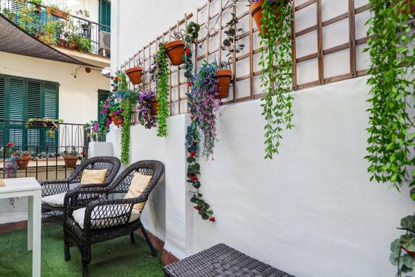 #60907 - Charming Patio | Seasonal Rentals | Hello Homes Sitges