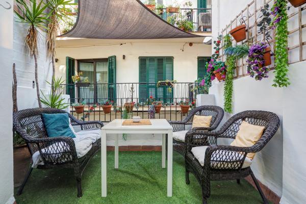#60908 - Charming Patio | Seasonal Rentals | Hello Homes Sitges