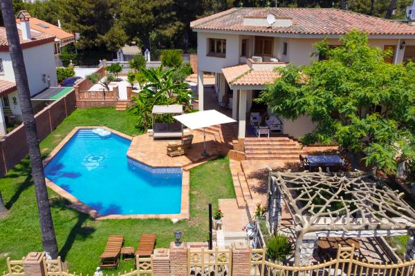 #62438 - Villa El Faro | Holiday Rentals | Hello Homes Sitges
