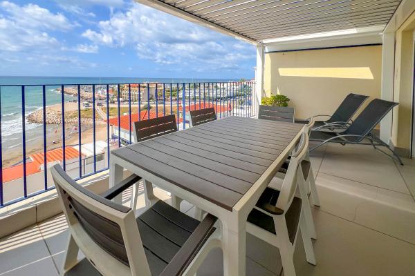 #64104 - Marina Duplex | Holiday Rentals | Hello Homes Sitges