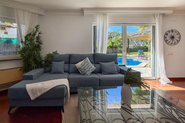 #78618 - Villa Terramar | Holiday Rentals | Hello Homes Sitges