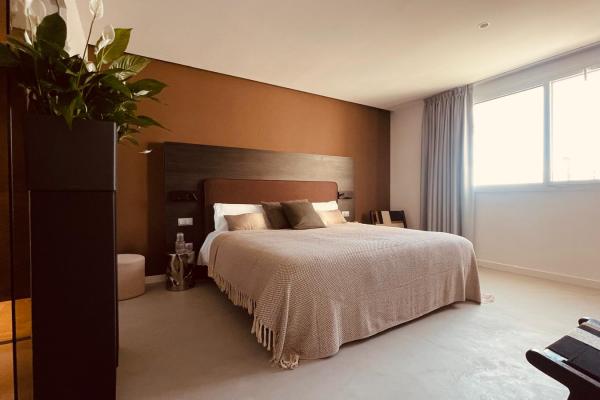 #79204 - Wengé Suite | Holiday Rentals | Hello Homes Sitges